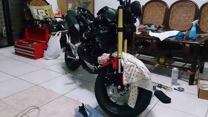 輪胎一定不是原廠的。