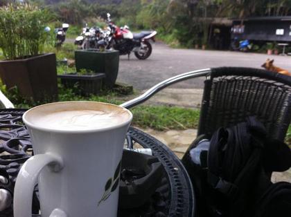 絕對不讓車停在視線不及的地方，所以情願在戶外解決吃飯的問題，也不進室內吹冷氣。