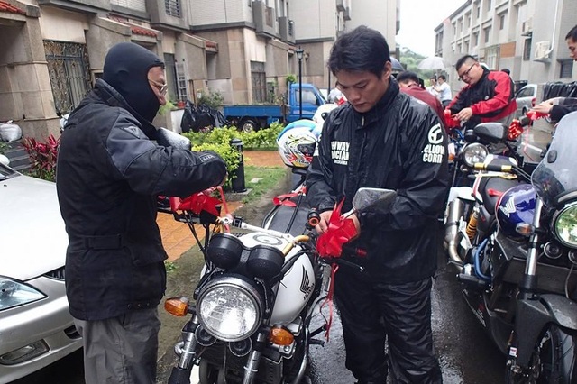 雨天絕對不能穿雨衣，會破壞人車合一的配色。