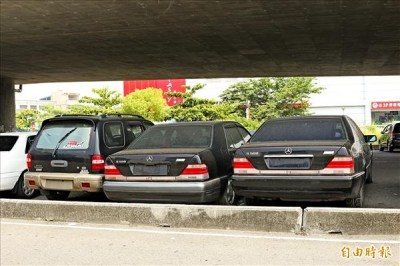 家樂福旁明德高架橋下，停了不少沒掛車牌的中古車。（記者詹士弘攝）
