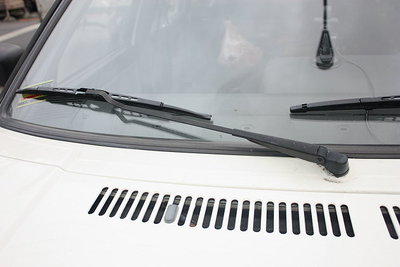 汽車雨刷都有噴嘴頭，使用久了噴嘴頭會產生堵塞現像，可以拿細針去戳戳、清除雜質與灰塵，讓雨刷運作更好。