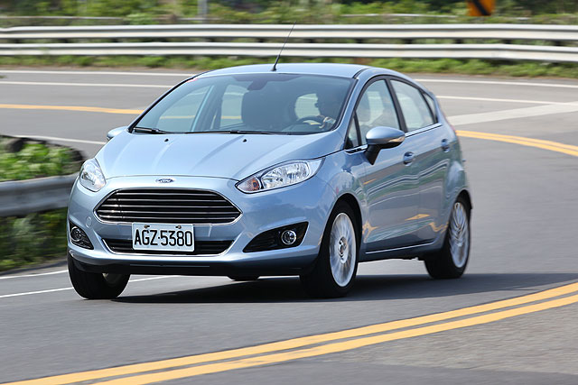 Fiesta 1.5自然進氣版本的入手價格(58.8萬~64.8萬)雖較1.0T運動型(69.8萬)來得便宜，但其實在養護成本上來看，以10年攤提，哪個比較划算還要仔細考慮看看。