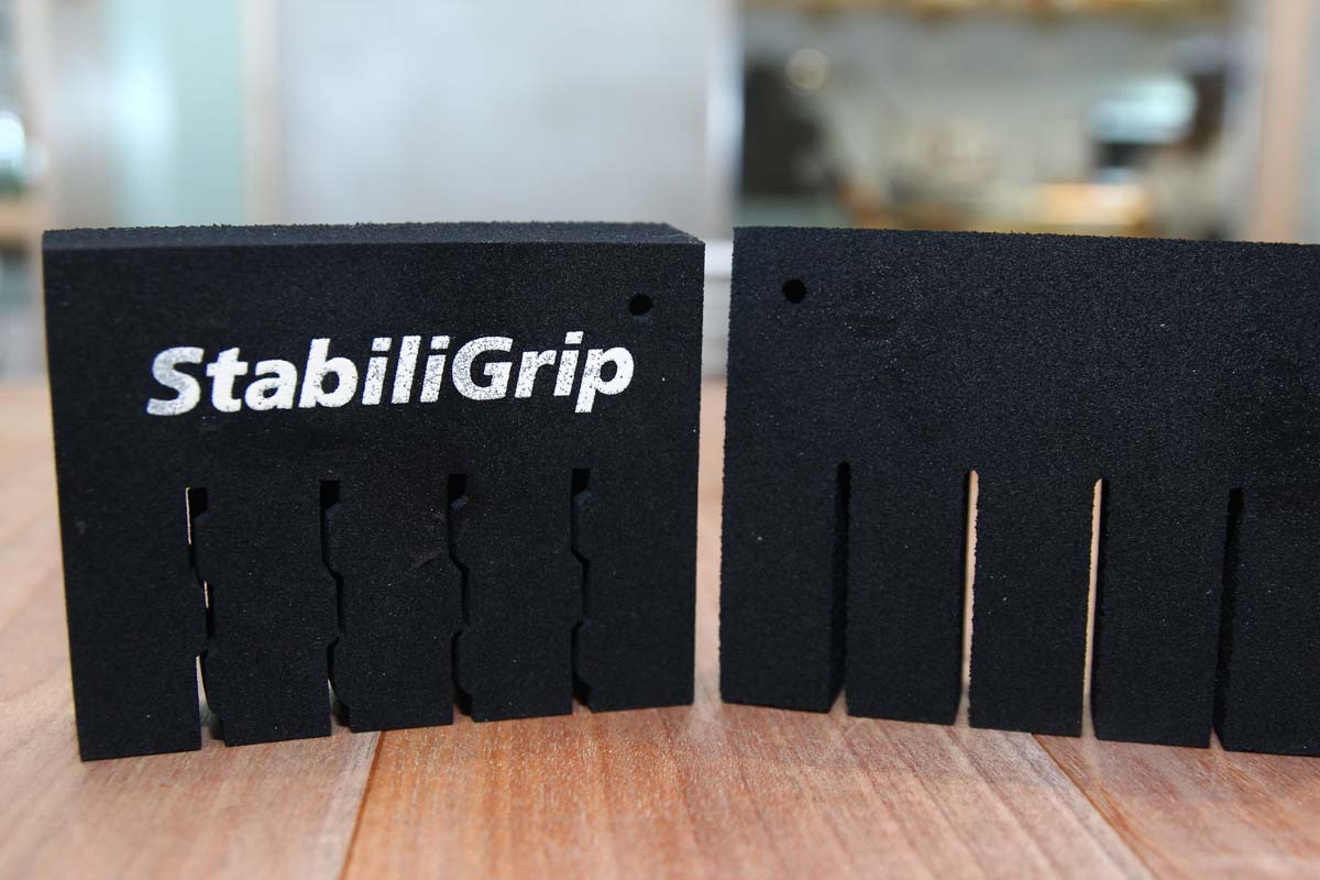 溝槽自鎖科技是運用胎面溝槽內部互鎖，可使輪胎胎塊剛性提昇，並保有原有的排水效率。